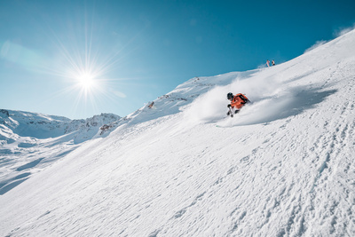 Freerider sur les pentes enneigées de Tignes